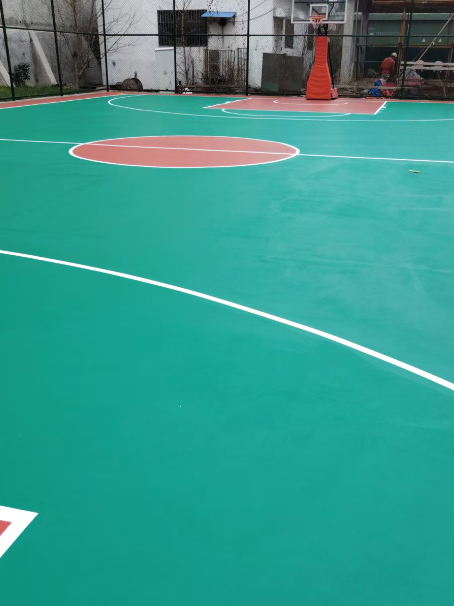 三更罗镇 球场长期使用易出现地面开裂